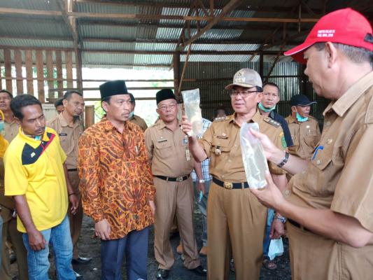 Bupati Indragiri Hilir Drs HM Wardan MP meninjau alat pengolah kelapa terpadu