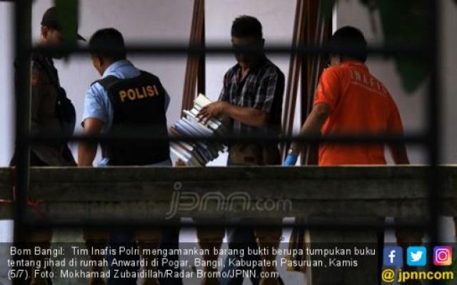 Detik-detik Kapolsek Dikejar, Dilempar Tas Berisi Bom