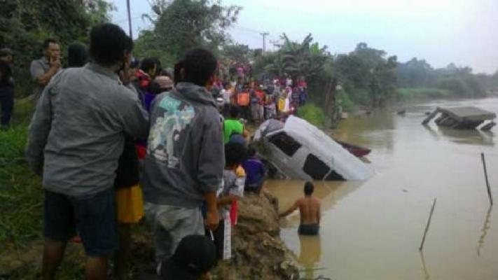 Diduga Sopir Mengantuk, Travel Sumbar - Tembilahan Terjun ke Sungai Indragiri, 2 Penumpang Tewas di TKP