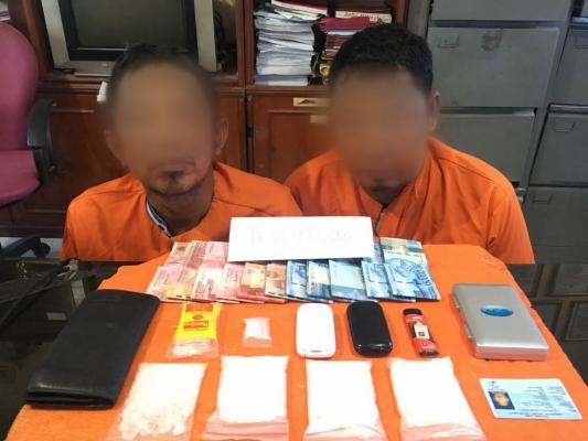 Dua orang pria di amankan polisi ,ini kronologinya.