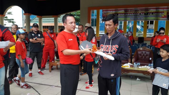 Gerak Jalan Santai HUT Bhayangkara Ke- 72, Warga Jalan Perintis Tembilahan Bawa Pulang Sepada Motor 