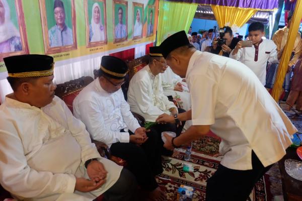 H Syamsudin Uti menghadiri tepung tawar Calon jemaah Haji kec Mandah.