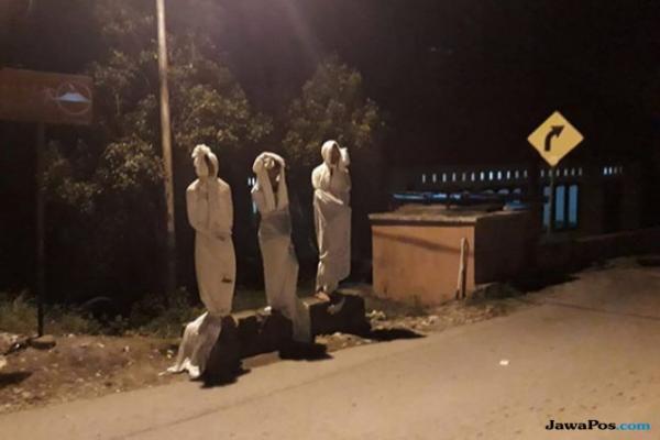 Merintih Saat Ditimpuk Batu, 3 Pocong Ditangkap