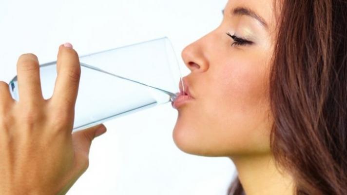 Ternyata Minum Air Putih pada Waktu-waktu Ini Bisa Berbahaya untuk Kesehatan
