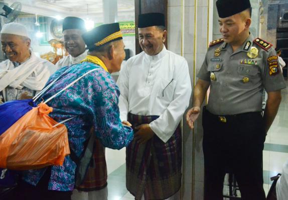 Wabup Inhil Lepas Keberangkatan Calon Jamaah Haji Asal Inhil Yang Tergabung di Kloter 8