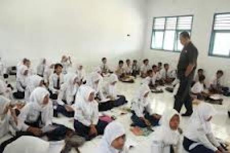  Kadisdik Rohil Menghindar Di Tanya Soal Murid Belajar di Lantai