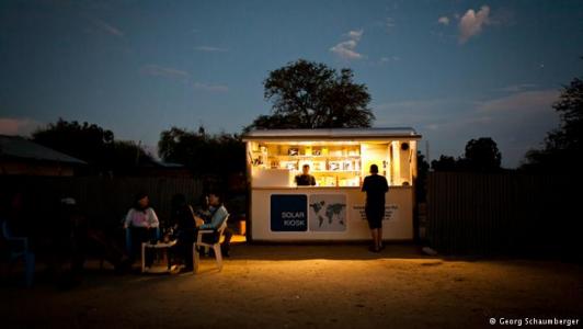 Dengan Tenaga Surya Melewati Malam