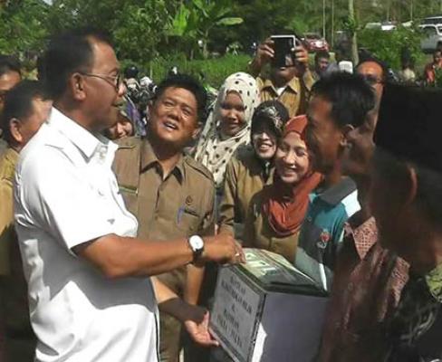 Bupati Rohil Serahkan Bantuan Korban Banjir di Kecamatan Bangko Pusako