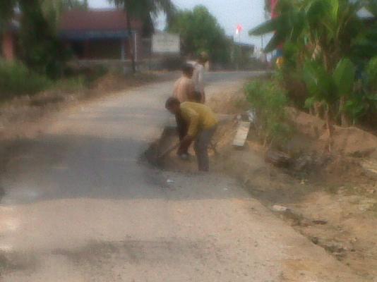 LSM Hentikan Proyek Pekerjaan Pemeliharaan Jalan, Kades Tetap Minta Lanjutkan