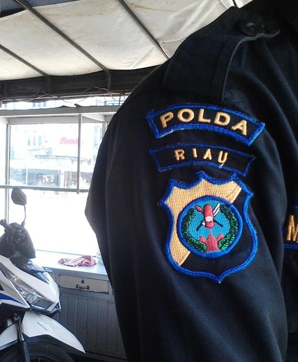Misteri Logo Polda Sumut Bertuliskan Polda Riau di Seragam Security Suzuya Bagan Batu