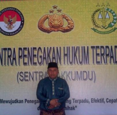 Panwas Rohil Tertibkan APK Milik Paslon Bupati dan Wakil Bupati