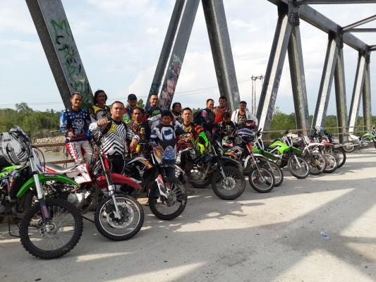 Para Pecinta Motor Trail Jelajahi Pulau Merbau
