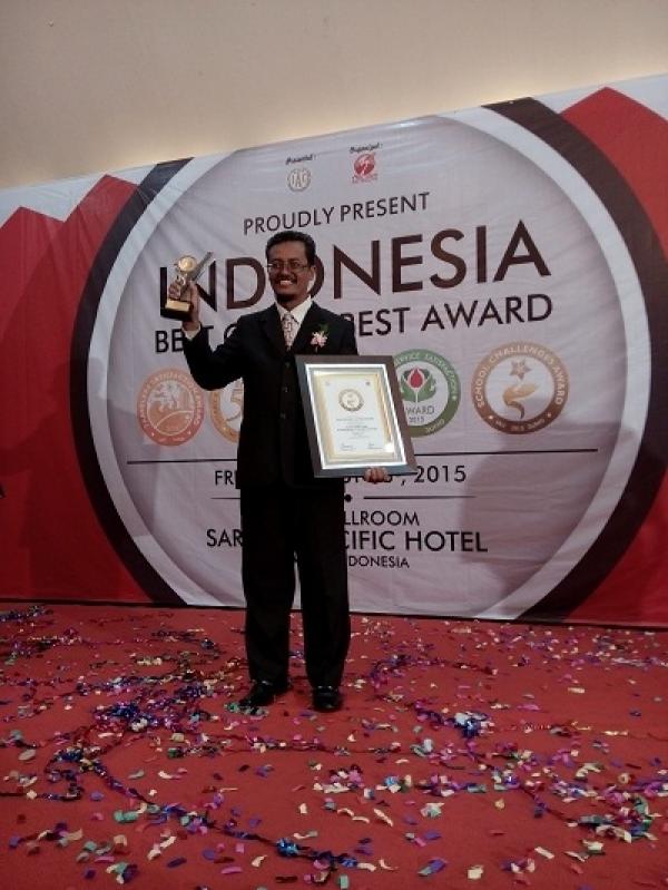 Penghargaan The Best Favorit School Untuk Kepala SMAN 14 Pekanbaru