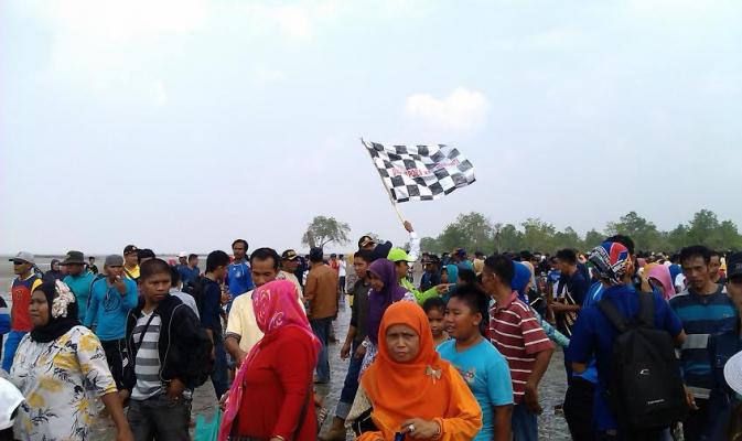 Perdana Digelar, Jalan Santai di Atas Pantai