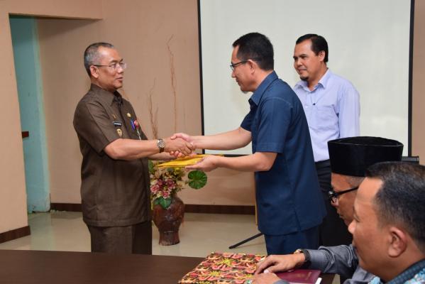 Pj. Bupati Meranti Serahkan Draft KUA PPAS Perubahan 2015 ke DPRD