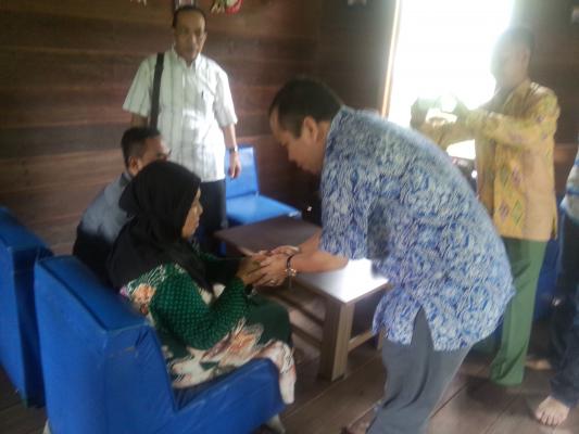 Salurkan Dana Pengobatan M. Faqih, KWPK Meranti Gandeng Irwan