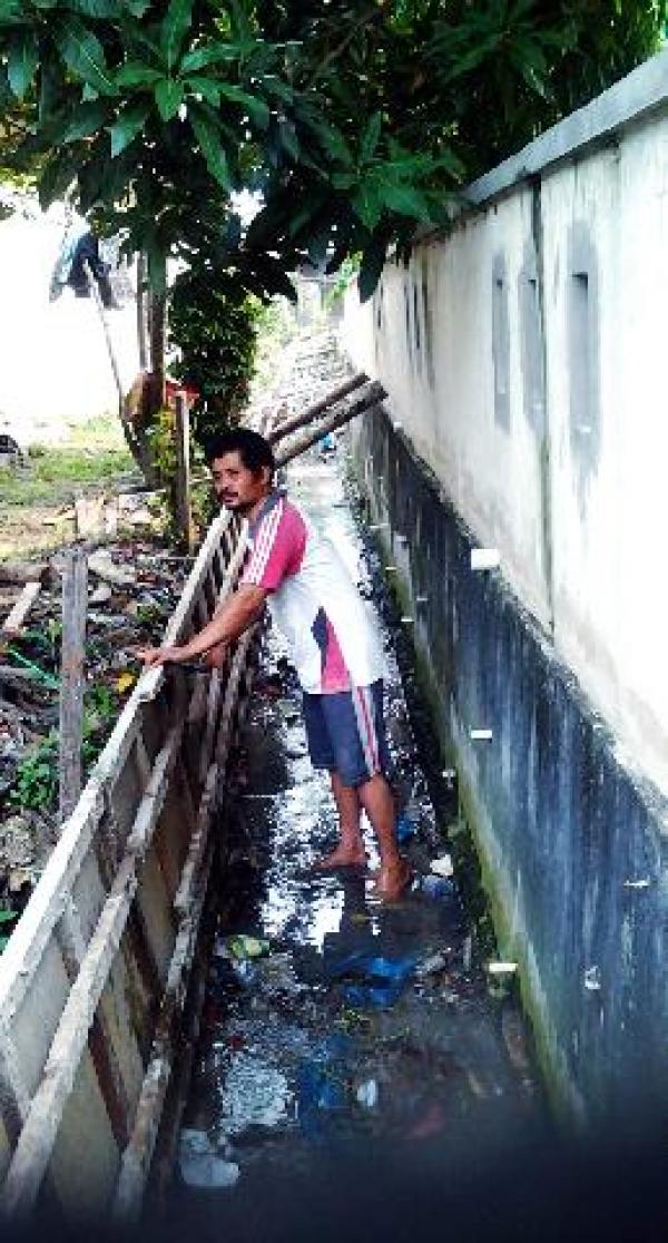 Sebelum Musim Hujan, Saluran Air di Pekanbaru Dibersihkan