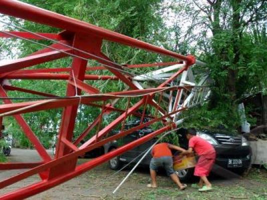 Seorang Warga Tewas Ditimpa Tower Internet Kantor Bupati Pelalawan