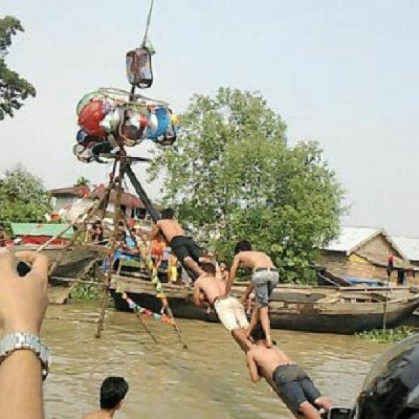 Serunya Panjat Batang Pinang di Tepian Sungai Inhil