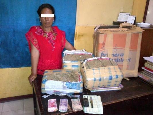 Tragis, Ibu Paruh Baya Ini Ditangkap Polisi Karena Miliki 15 Kg Ganja