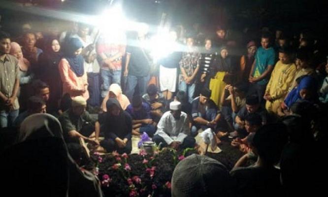 Gema Adzan Maghrib Iringi Pemakaman Apri Adi Pratama yang Tewas Setelah Ditangkap Polisi