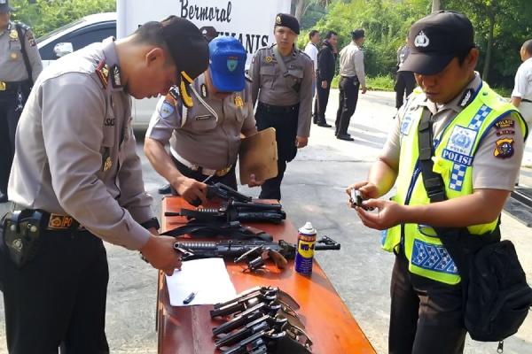 Puluhan Senjata Api Rakitan Suku Pedalaman Inhu Dimusnahkan