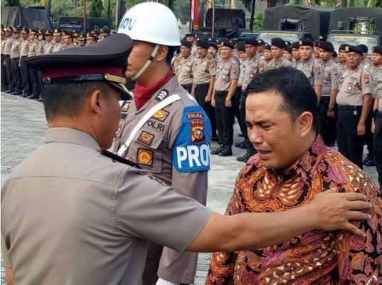 Briptu Taufik Hidayat Nangis Di Hadapan Kapolda,setelah di pecat.