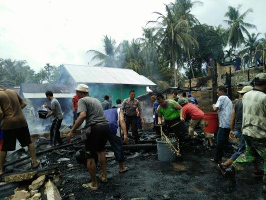 5 Unit Rumah di Desa Kuntu Hangus Terbakar, Kapolsek Kampar Kiri dan Anggota Ikut Padamkan Api