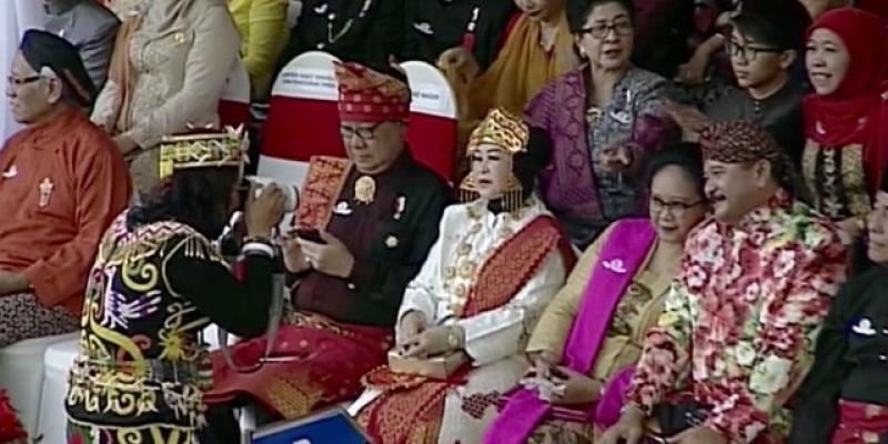 Aksi Nyentrik Menteri Susi Saat Jadi Fotografer Para Menteri