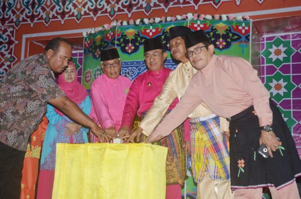 Bupati Inhil Buka MTQ Kecamatan Enok Sekaligus Penyerahan Bantuan Bagi Kaum Duafa dan Jompo