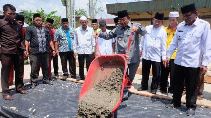 Bupati Inhil Lakukan Pencurahan Cor Pertama Jalan Rabat Beton Desa Pebenaan Keritang