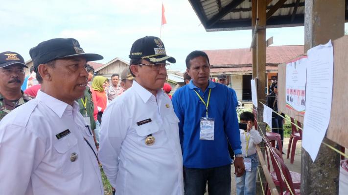 Bupati Inhil Tinjau Pelaksanaan Pilkades Serentak