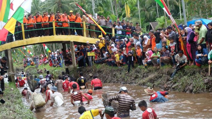 Dibuka Secara Resmi Bupati HM Wardan, 45 Tim Ramaikan Festival Bakaroh Desa Sungai Intan