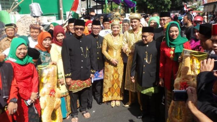Kakek Usia 66 Tahun Ikuti Nikah Massal yang di Gelar PKB 