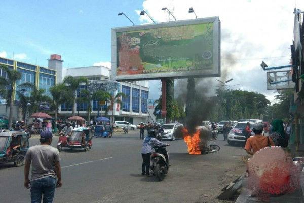 Kesal Ditilang Dua Kali Sehari, Ghozali Bakar Motornya di Depan Polisi. Lalu.... 