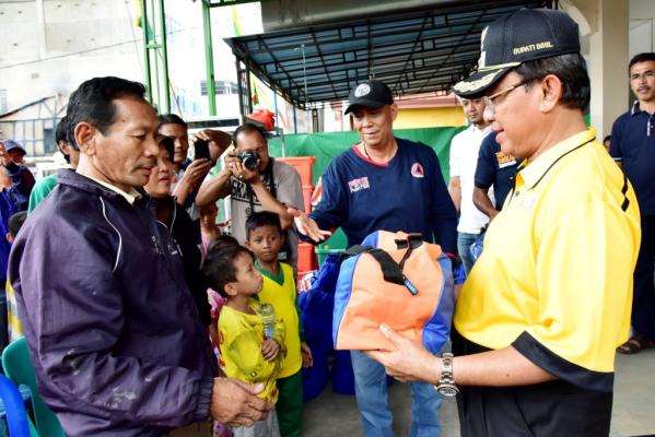 Pasca Musibah Kebakaran, Bupati HM Wardan Bersama Ketua PMI Serahkan Batuan Bagi Para Korban 