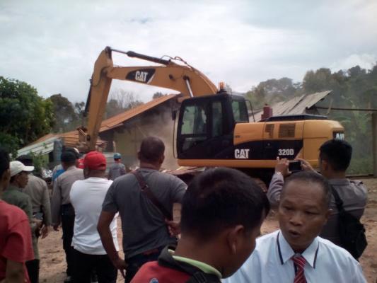 Penggusuran gudang milik  PT.Budi Jasa jadi tontonan Warga.