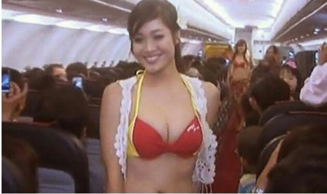 Pesawat dengan Pramugari Berbikini Resmi Beroperasi di Indonesia