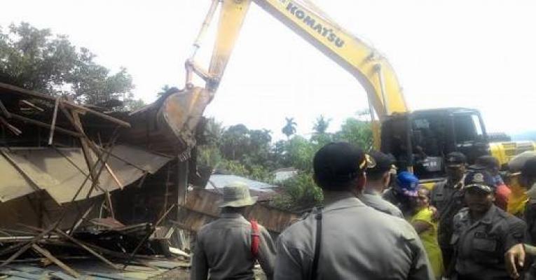 Praaak..!!! Atap Bangunan di Rohil Ini Menjadi Perhatian Warga Sekitar, Ini yang Terjadi...