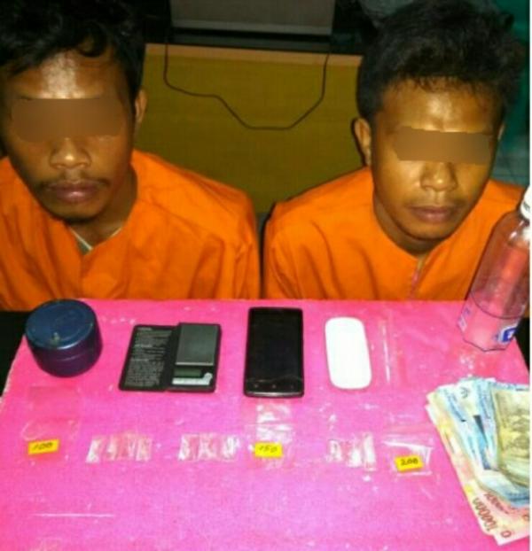 Satres Narkoba Polres Inhil membekuk dua orang laki laki warga Kota Baru,Reteh Inhil.