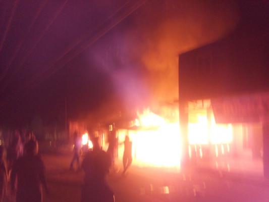 Sijago merah  meluluh lantakan rumah dan perbengkelan