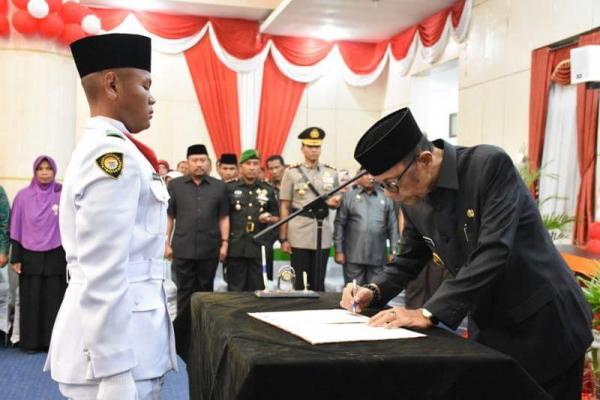 Bupati Azis Zaenal Kukuhkan Paskibraka Kabupaten Kampar