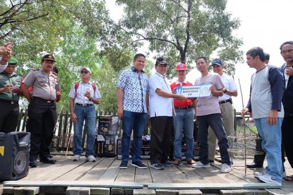 Kementrian Perikanan RI Beri Bantuan Alat Tangkap Bagi Nelayan Desa Kuala Enok