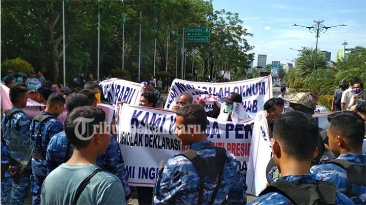 Massa Mengadang Mobil yang Dinaiki Neno Warisman, Fadli Zon: Ini Jelas Usaha Memberangus Demokrasi