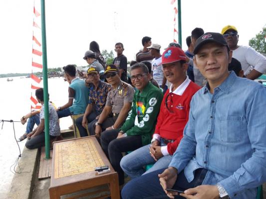 Ribuan Pasang Mata Saksikan Perlombaan Pacu Pompong di Desa Patah Parang