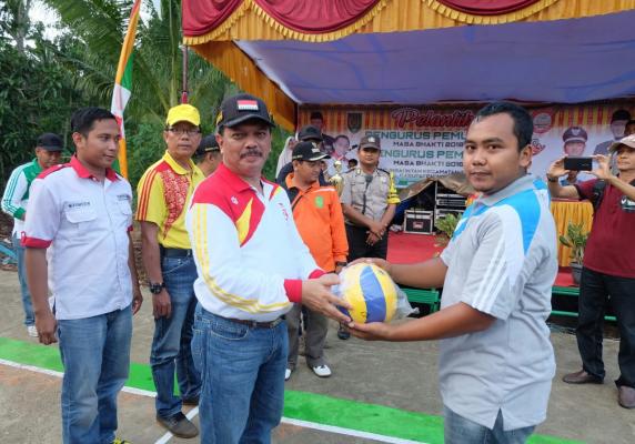 Sekda Kabupaten Inhil Resmikan Turnamen Bola volly Desa Sungai Intan