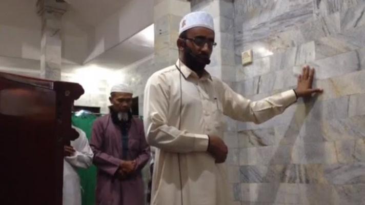 Video Imam Shalat Isya Tetap Berdiri Tegak Meski Musala di Lombok Bergoyang Karena Gempa
