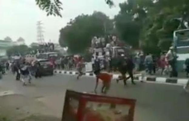 Video Ratusan Suporter Bola Jarah Dagangan Warga di Jakarta, 2 Tewas