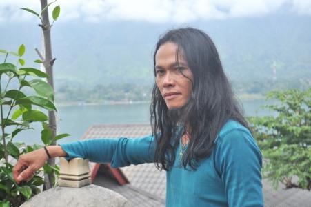 Henry Manik, dimulai dengan kesepian, dan diakhiri dengan kesepian