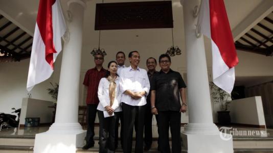 Jelang Pengumuman Komposisi  Kabinet, Wartawan Kepung  Rumah Transisi